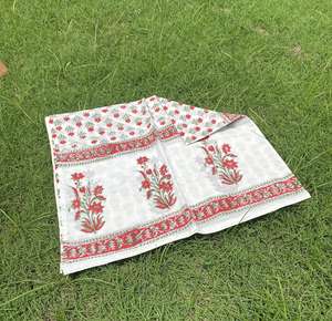 Petit sarong en coton imprimé à motifs floraux, léger, pour femme, idéal comme paréo de plage ou robe de bain pour l'été. - Product Image 1