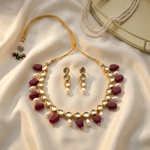 Ensemble de collier et boucles d'oreilles assorties en or plaqué or blanc, orné de perles Kundan et de pierres rouges rubis, bijoux de mariage indiens pour mariée. - Product Image 3