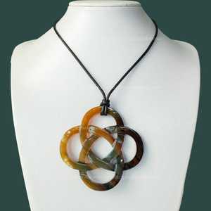 Colgante de joyería personalizado con diseño vikingo hecho a mano con cuerno de búfalo - accesorios para mujer - Product Image 1