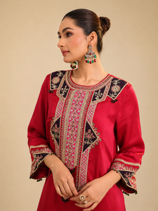 Conjunto de Kurta Rojo Amayra de Seda Satinada Tejida, Elegante, con Mangas Acampanadas y Cuello Mandarín, para Bodas, Diwali y Fiestas - Product Image 5