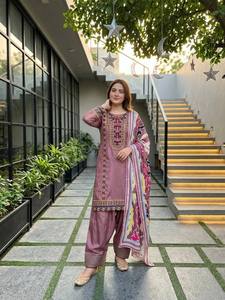 Nuevo Conjunto de Salwar Kameez de Diseñador TENNECY, Estilo Festivo, con Top, Pantalones Plazzo y Dupatta, Adornado con Latkan, Reversible y Sin Arrugas - Product Image 2