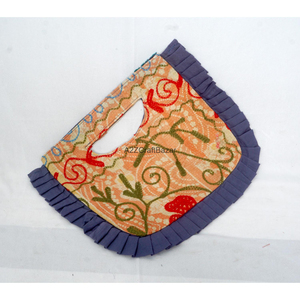 Pochette de soirée vintage de luxe faite à la main pour femme, broderie Suzani, doublure en coton matelassée à la main du Rajasthan, avec poignée longue. - Product Image 4