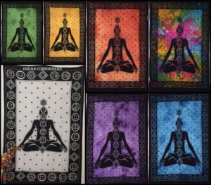 Tapisserie murale en coton imprimée avec les sept chakras et le Bouddha, pour la décoration intérieure, également utilisable comme nappe ou petit poster, par Indian Consigners - Product Image 1