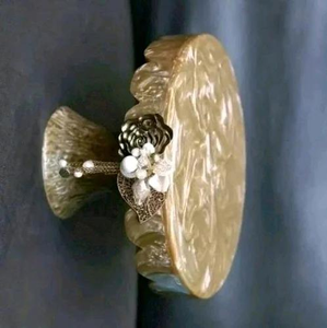 Support à gâteau en résine époxy de style moderne avec finition polie, design floral, forme carrée, excellente qualité pour servir lors de fêtes - Product Image 5