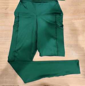 Ensemble de yoga vert 2 pièces : haut à bretelles spaghetti avec poches et short taille mi-haute, séchage rapide, respirant, couleur unie, tenue de sport pour femme - Product Image 3