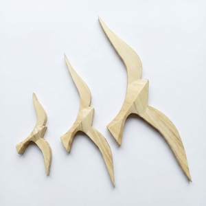 Ensemble de 3 sculptures murales en bois sculpté 3D d'oiseaux, style minimaliste, en forme de mouettes volantes, pour salon et entrée - Product Image 1