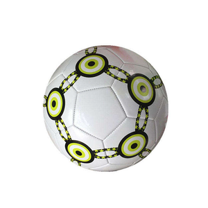 Balón de Fútbol Blanco CORE FIELD con Patrón de Círculos Concéntricos Verdes y Negros, Ecológico, Resistente, para Entrenamiento en Interiores/Exteriores - Product Image 4