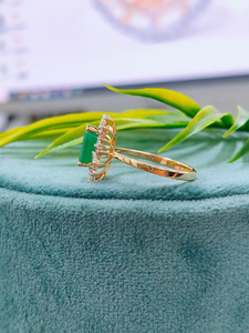 แหวนเพชรพลอยสีเขียวมรกตประดับเพชรด้านข้างในทองคำขาว ดีไซน์หรูหราสำหรับงานหมั้นและงานแต่งงาน ของขวัญเครื่องประดับชั้นดีสำหรับผู้หญิง - Product Image 3