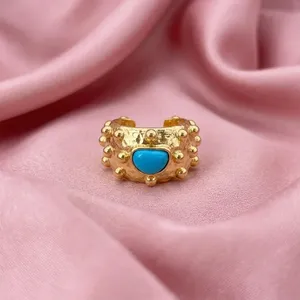 Anillo de diseño ajustable de latón con cuentas chapado en oro de 18 quilates con turquesa howlite de lujo al por mayor, joyería de moda a bajo precio. - Product Image 1