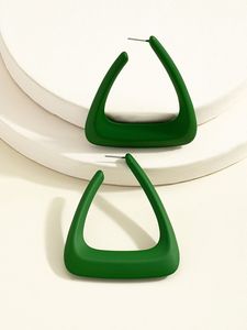 Boucles d'oreilles en résine faites à la main pour femmes, bijoux légers et colorés au design artistique unique, pour occasions décontractées et fêtes - Product Image 3