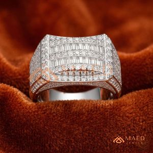 แหวนเงินชุบแบบกำหนดเองสำหรับผู้ชาย ประดับเพชรทรงบาแกตต์แบบไมโครเพฟ ดีไซน์ Iced Out พร้อมดีไซน์ด้านในแบบ Comfort Fit สไตล์ฮิปฮอป - Product Image 1