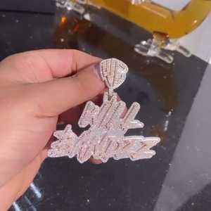 Collar Personalizable con Colgante Estilo Warner Bros. con Logotipo WB, Acabado Blanco Rosado, Nombre Bandzz, Joyería Hip Hop con Moissanita - Product Image 1