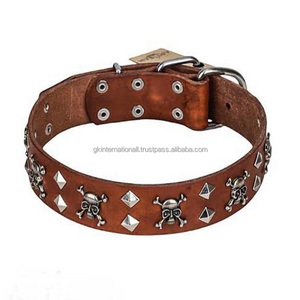 Collier de chien en cuir de buffle épais 100%, solide et durable, fait à la main, conçu avec des clous métalliques, des os de crâne - Product Image 1