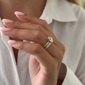 Bague solitaire demi-besace fine et demi-alliance éternelle en or jaune 14 carats avec diamant rond de laboratoire de 3 carats, certifiée IGI - Product Image 2