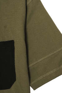 Camiseta de Manga Corta Verde Oliva para Hombre con Bolsillo Negro, Corte Regular, Algodón Jersey, Diseño Casual, Estilo Urbano Moderno y Estructurado - Product Image 4