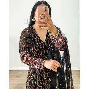 Fil de vêtements chinois traditionnels et travail de séquence embelli fête porter haut bas et ensemble Dupatta - Product Image 3