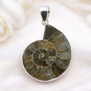Pendentif spirale ammonite en pierre unique, argent sterling 925 plaqué or rose et or jaune, fait main, bijoux vintage bohème, cadeau pour femme - Product Image 3