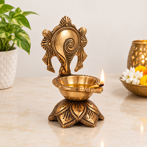 Lampe à huile Diya artisanale en laiton avec plaque décorative, Deepak traditionnel pour la Puja, décoration de temple domestique, cadeau de Diwali, vente en gros - Product Image 4