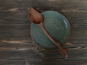 REHMAN CRAFT Ensemble de cuillères sculpturales en bois foncé et mini-planche à découper, design coréen artisanal, écologique, décoration de table artisanale - Product Image 5