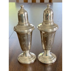 Juego de Saleros y Pimenteros de Metal Plateado con Tapas Perforadas y Bases Acampanadas para Uso en la Cocina - Product Image 1