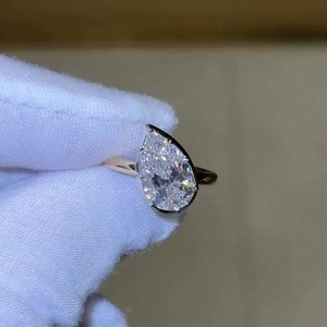 Anillo Minimalista para Hombre con Diamante Cultivado en Laboratorio de Corte Pera de Dos Tonos, Engastado en Oro Amarillo de 14K, Certificado IGI, Claridad VVS - Product Image 4