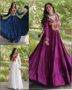 ชุดเดรส Anarkali สีน้ำเงินแบบ Kutchi Gamthi ปักลายผ้าฝ้ายสไตล์อินเดีย-ปากีสถาน ชุดเดรสยาวแขนยาวจับจีบแบบ Maxi สำหรับงานเทศกาล  แบบหรูหรา - Product Image 3
