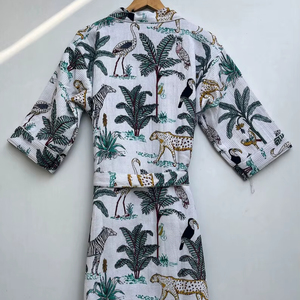 Bata de algodón tipo kimono con estampado animal, para spa, baño o descanso. - Product Image 1