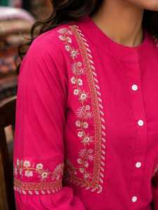 Tunique Kurta Rose Brodé en Matériaux Recyclés Coupe Classique pour Femme en Coton Haut Ethnique Traditionnel Boutonné Devant Trois Quarts - Product Image 3