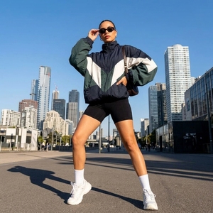 Chaqueta deportiva de mujer con bloques de color, con cremallera, ligera, estilo bomber oversize para ropa urbana, hecha en Pakistán. - Product Image 4