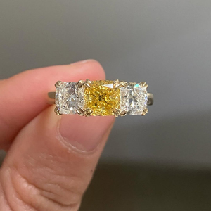 แหวนเพชรเลี้ยงในห้องปฏิบัติการทรงสามเม็ด 1.5 กะรัต สีเหลืองแฟนซี ทรงคุชชั่น ตัวเรือนทอง 14K ดีไซน์หรูหราเหนือกาลเวลา - Product Image 1