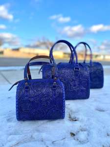 Bolso de Viaje Mini Speedy de Cuero Genuino 100% Azul con Diseño Floral Tallado a Mano, Novedad 2026, Lujoso y Deportivo - Product Image 3