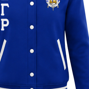 Veste universitaire bleu roi avec lettres grecques blanches, bordures côtelées, écusson brodé, boutons-pression, style baseball universitaire - Product Image 5