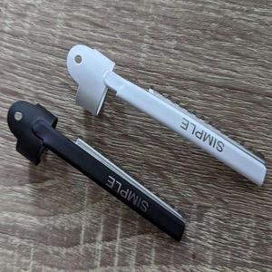 Muestra Gratuita: Navaja de Barbero de Acero Inoxidable de Alta Calidad con Anillo para Dedo para Adelgazar el Vello Facial - Hoja Única - Product Image 1