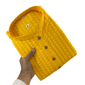 KURTA Y PANTALÓN DE HOMBRE EN RAYÓN Y ALGODÓN CON BORDADO MÁQUINA, DISEÑO DE AUTOR, COLOR AMARILLO - Product Image 1