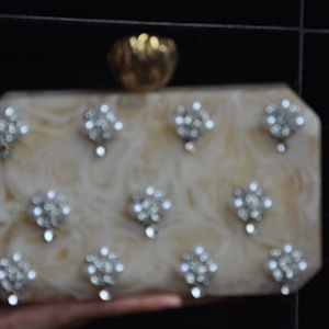 TCE นำเสนอกระเป๋าคลัทช์งานฝีมือสุดหรูประดับเรซิ่น ไม้ และหินอ่อน สำหรับผู้หญิง ใช้ในงานปาร์ตี้ งานแต่งงาน งานกลางคืน หรือเป็นเครื่องประดับแฟชั่น - Product Image 1