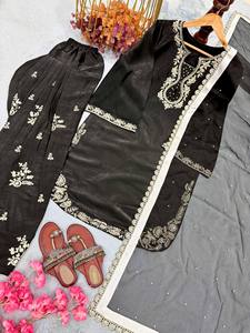 Ensemble Kurti en soie de verre romain de qualité supérieure avec broderie de sequins de 3 mm, pantalon palazzo Farshi et dupatta en organza fantaisie - Product Image 5