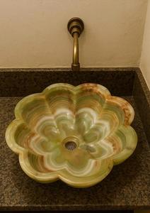 Lavabo de salle de bain en onyx vert de luxe, design floral, fait main, en marbre naturel, moderne, en pierre précieuse, pour la décoration intérieure - Product Image 4