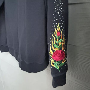 เสื้อฮู้ดดี้ผู้ชายปักโลโก้คริสตัลวิบวับ ผ้าฝ้ายฟลีซ แฟชั่นสวยงาม ออกแบบโลโก้ด้วยเพชรเทียม รับผลิตเสื้อผ้า - Product Image 3