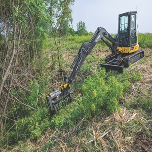 Mini-excavatrice moderne John Deere avec accessoire de broyage pour une utilisation efficace en foresterie, aménagement paysager et construction - Product Image 1