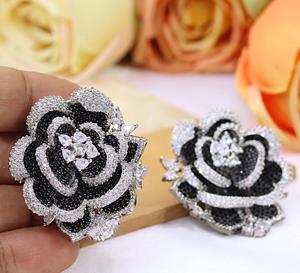 Boucles d'oreilles clous tendance en laiton plaqué argent de qualité supérieure avec zircon cubique taille coussin pour femme, idéales pour les soirées - Product Image 2