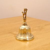 Cloche en métal finition argentée au design exclusif et artisanal avec motif poire artistique pour une décoration intérieure classique et un style festif