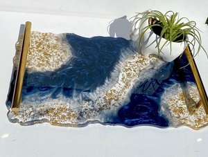 Bandeja de Resina Estilo Geoda, Bandeja Decorativa de Resina Azul Marino Oscuro con Asas Modernas de Barra Dorada, 13.5x8” Disponible en Cualquier Color - Product Image 3