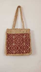 Bolsos de hombro de yute trenzado vibrante con forro de algodón y tres bolsillos que ofrecen comodidad, con cierres de cremallera. - Product Image 4