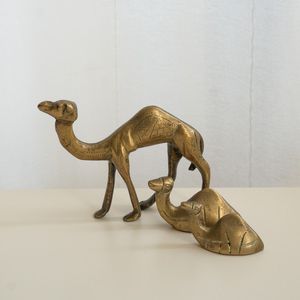 Centre de table en laiton royal en forme de chameau, objet décoratif ethnique artisanal pour l'entrée de la maison et la table de présentation - Product Image 1