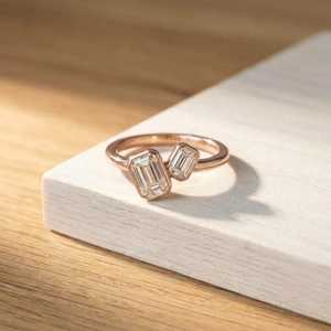Anillo de Diamantes Cultivados en Laboratorio de Oro Sólido con Dos Piedras, Corte Esmeralda, Bisel Completo, Banda Minimalista, Joyería de Boda Toi Et Moi - Product Image 6