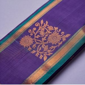 Sari en soie satinée violette avec motifs floraux et bordure verte - Product Image 5