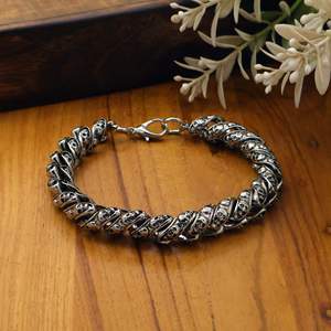 Bracelet en laiton multi-têtes de mort, style gothique, chaîne de motard, bijoux punk rock pour hommes, bracelet à maillons tête de mort en métal lourd, vente en gros - Product Image 3