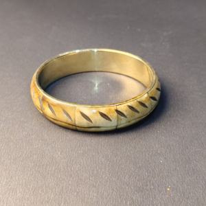 Brazalete de Hueso Natural con Motivo de Hoja Grabado a Mano – Joyería Botánica Vintage Tallada – Brazalete Orgánico Sostenible con Forro de Latón - Product Image 2