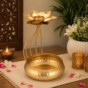 Cuenco Urli de Loto Dorado Hecho a Mano con Portavelas, Cuenco Decorativo de Metal con Flores Flotantes, Decoración Festiva para el Hogar para Diwali - Product Image 2
