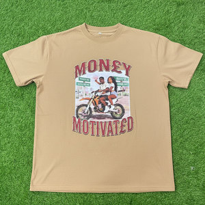 เสื้อยืดโอเวอร์ไซส์ลายกราฟิกสไตล์สตรีทสำหรับผู้ชาย วัยรุ่น ผ้าคอตตอนหนา พิมพ์ลายหน้าอกโดดเด่น คอกลม รับผลิตตามแบบ OEM ขายส่งจำนวนมาก - Product Image 1